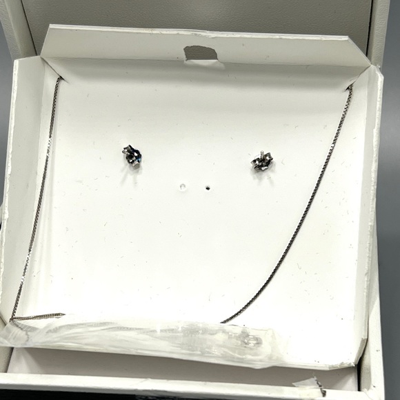R.H. Macy & Co Sterling Silver Pearl Necklace & Stud Earring boxed Set - Picture 5 of 5